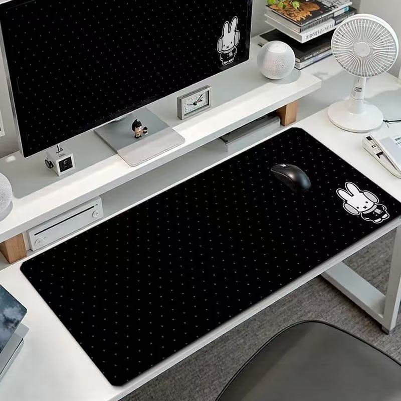 Laptop Accessories Gaming - แผ่นรองเมาส์ลายกระต่ายมิฟฟี่น่ารัก ขนาดใหญ่ ลายคาวาอี้ สำหรับเล่นเกมส์ พร้อมลายหูฟัง จุดสีดำกันลื่น